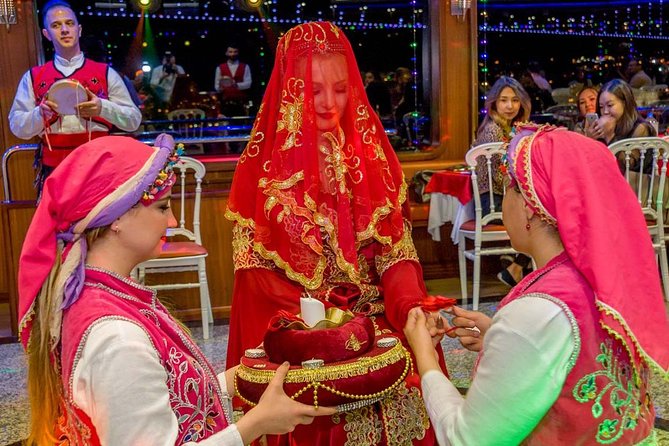 Istanbul Bosphorus Dinner Cruise with Turkish Show - Food Service and Seating Reality: Crowds Change Everything
