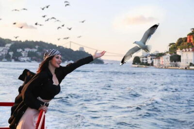 Istanbul: Bosphorus Sightseeing Cruise Tour with Audio Guide - Meeting at Sea Land Travel Agency in Zindan Han: the part people overthink