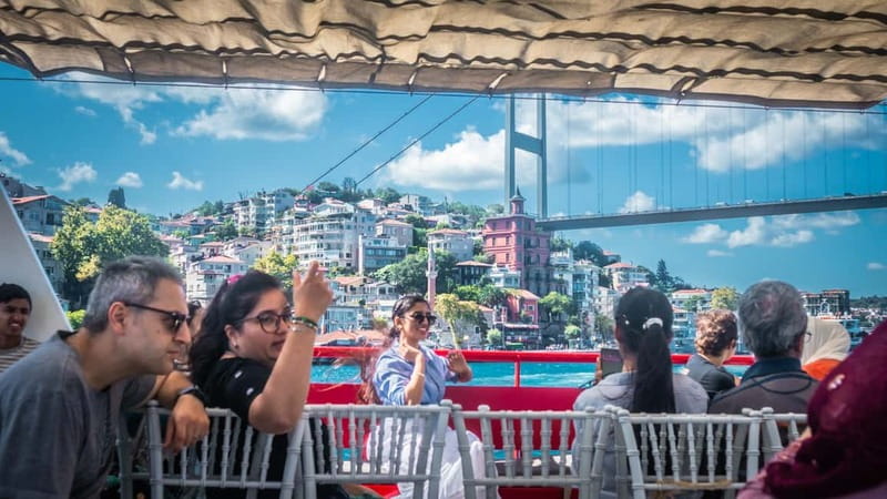 Istanbul: Bosphorus Sightseeing Cruise Tour with Audio Guide - Fortresses and bridges: Rumeli Hisarı, Fatih Sultan Mehmet Bridge, and Anadolu Hisarı