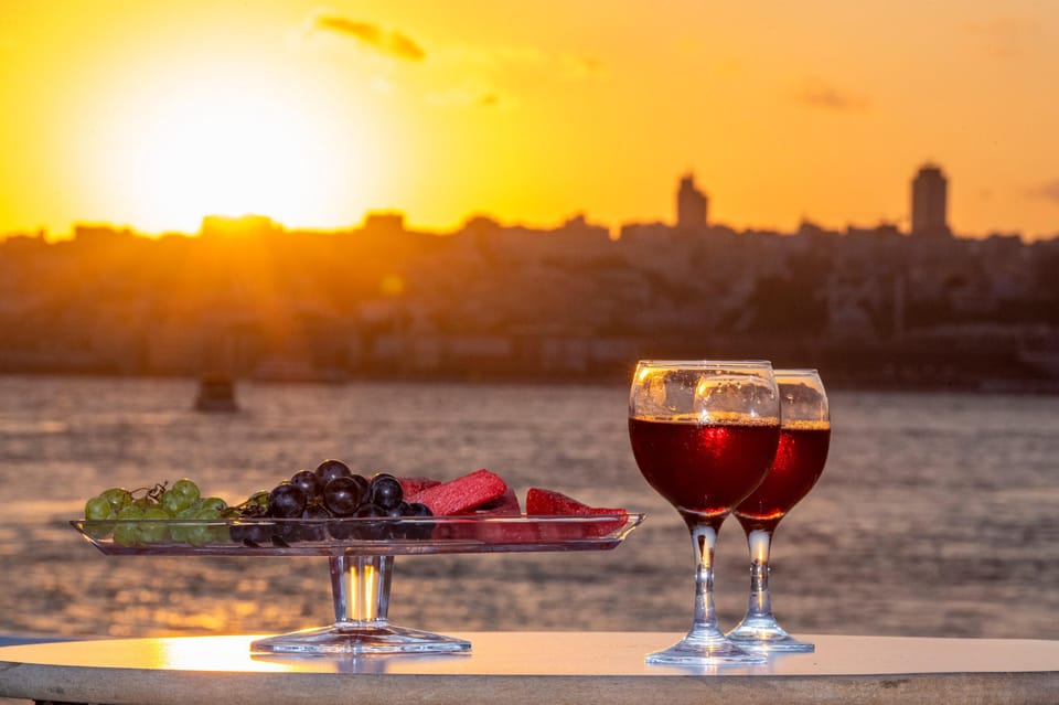 Istanbul: Bosphorus Sunset Cruise with Drinks & Snack - Audio guide on your phone: how to use it without missing the views