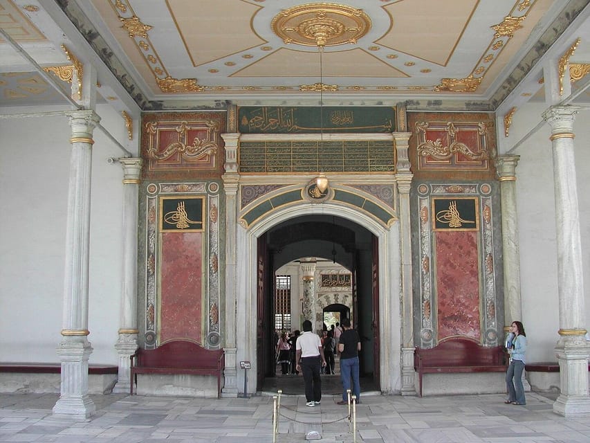 Istanbul: Topkapi Palace and Harem Ticket with Audio Guide - Meeting point at Chimney Bistro: where you go first