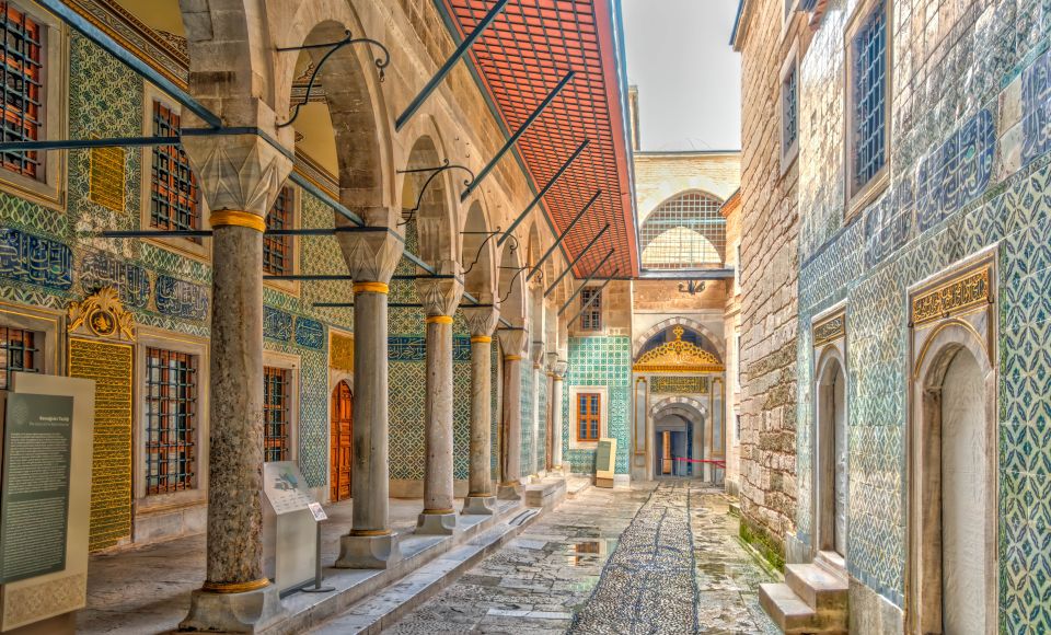 Istanbul: Topkapi Palace & Harem Tour Skip-the-Line Ticket - The Harem at Topkapi: private life, 300 rooms, and tiny details