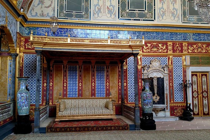 Small-Group Topkapi Palace and Harem Tour with Tickets - Entering Topkapi Palace: Priority Tickets and the Palace as a City